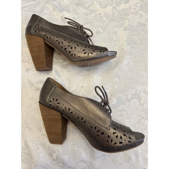 Lucky Brand Size 9B Peony Pewter Stacked Heel Peep Toe Bootie Metallic Lace Up - Picture 8 of 16